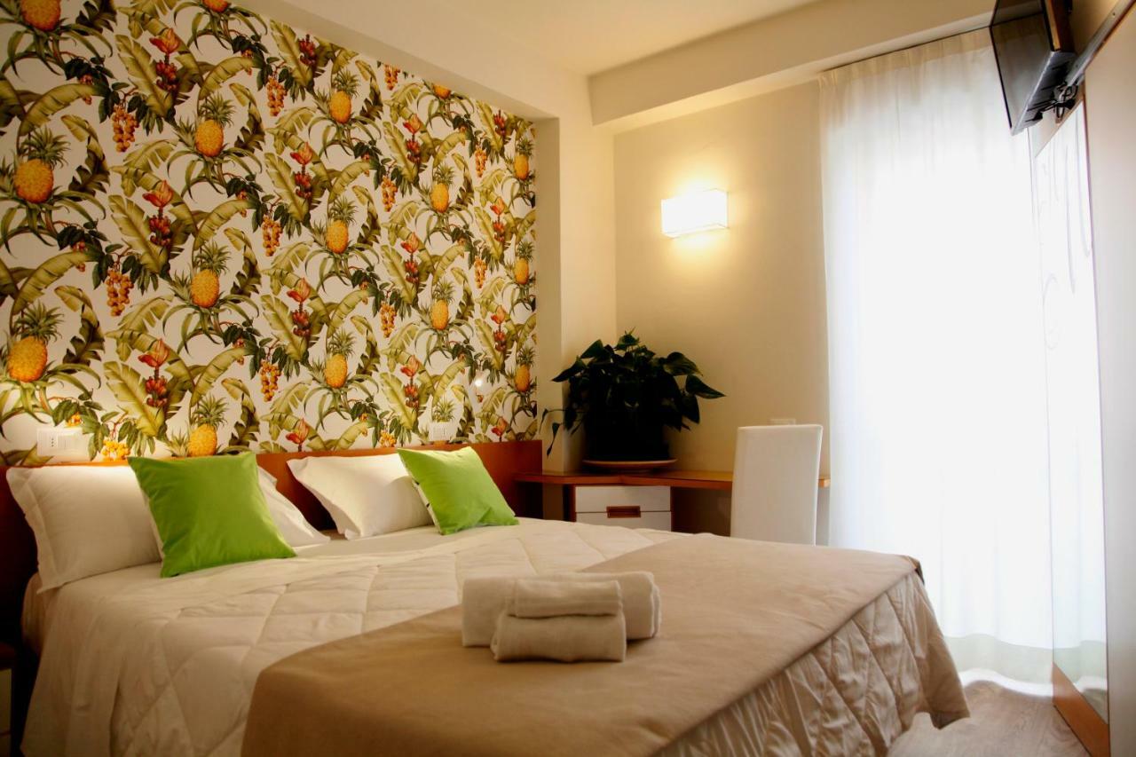 Hotel Montecarlo - Vista Mare Con Piscina & Area Fitness Riccione Exterior photo