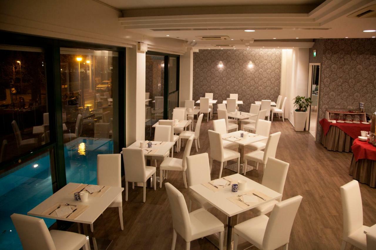 Hotel Montecarlo - Vista Mare Con Piscina & Area Fitness Riccione Exterior photo