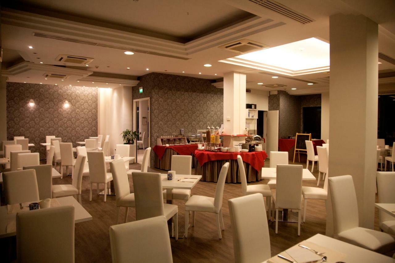 Hotel Montecarlo - Vista Mare Con Piscina & Area Fitness Riccione Exterior photo